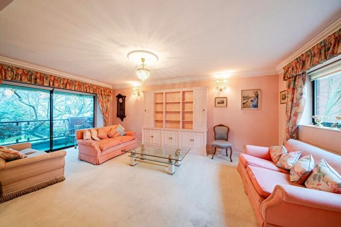 2 Bedroom Flat For Sale In Spencer Close, London, N3