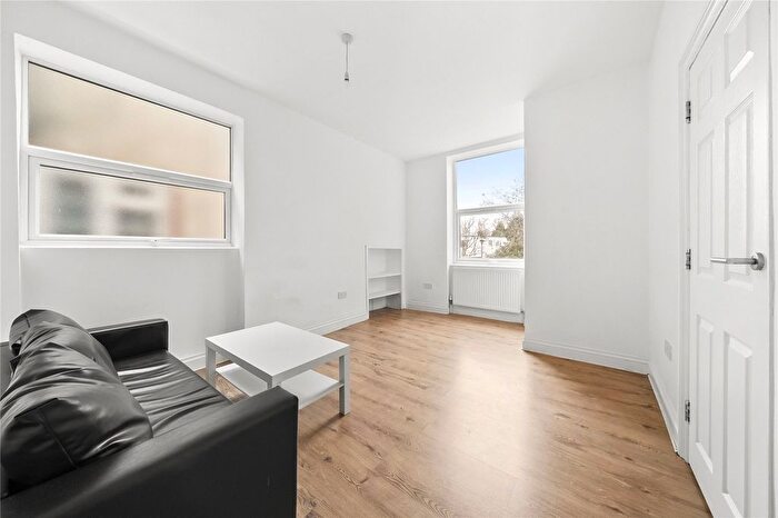 2 Bedroom Flat For Sale In Golders Way, Golders Green, London, NW11