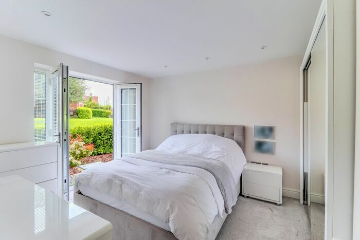 2 Bedroom Flat For Sale In High Road, Benfleet, SS7