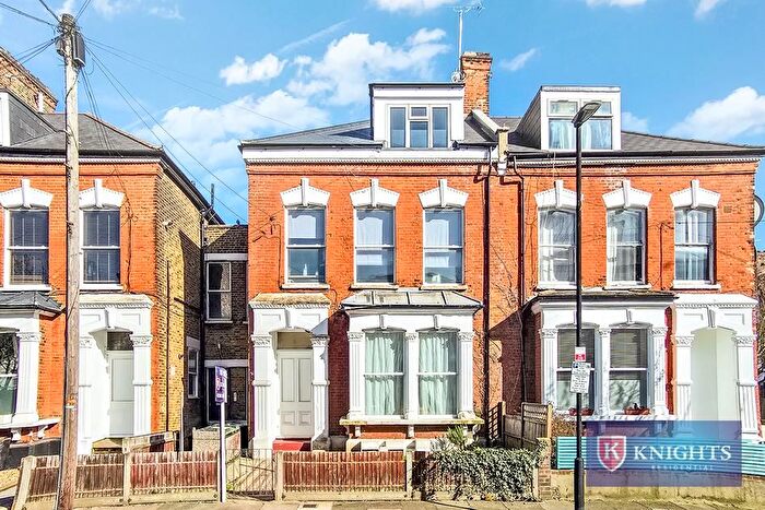 3 Bedroom Flat To Rent In Pembury Road, Tottenham, London, N17