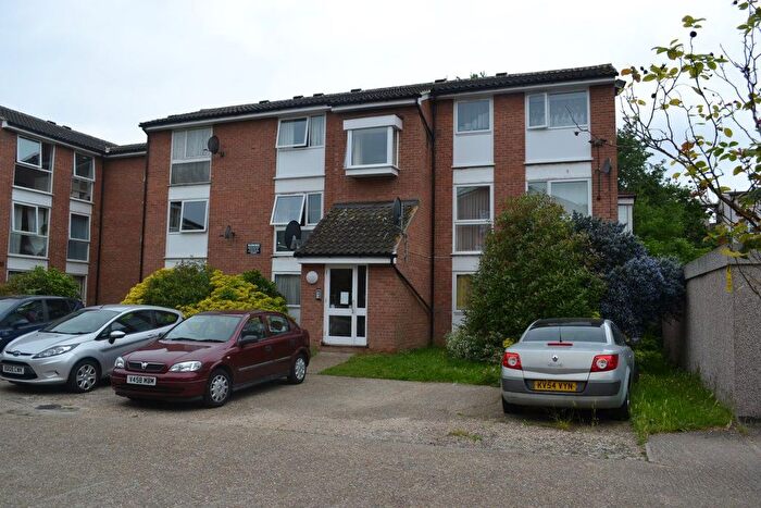 1 Bedroom Flat To Rent In Trotwood, Chigwell, IG7