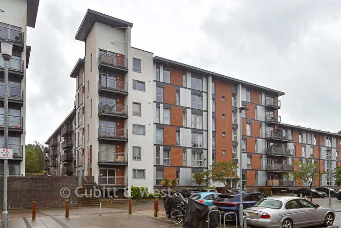 2 Bedroom Flat For Sale In Commonwealth Drive, Three Bridges, Crawley, West Sussex, RH10