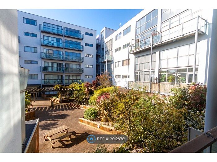 2 Bedroom Flat To Rent In Crown Place, London, SE16