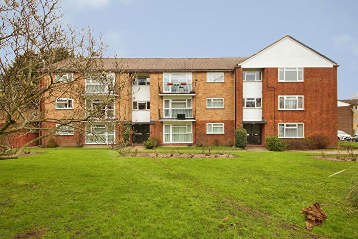 2 Bedroom Flat For Sale In Windsor Court, London, London, N14