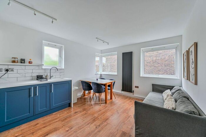 2 Bedroom Flat To Rent In Clifford Drive, Brixton, London, SW9