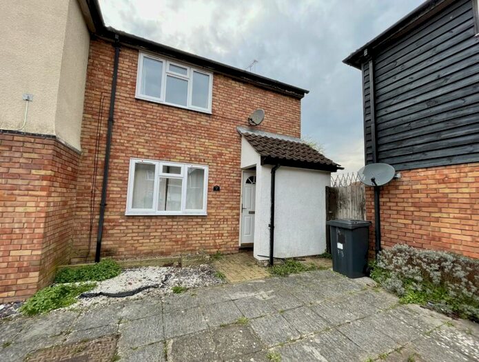 2 Bedroom End Of Terrace House To Rent In Elsenham Court, Rayleigh, SS6