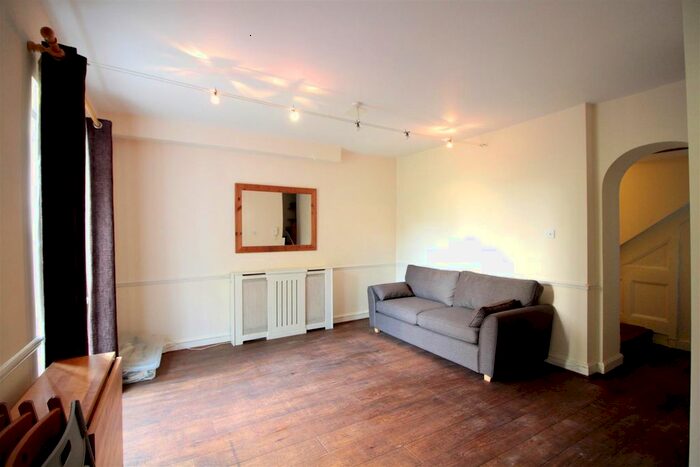 3 Bedroom Flat To Rent In Lambert Road, London, SW2
