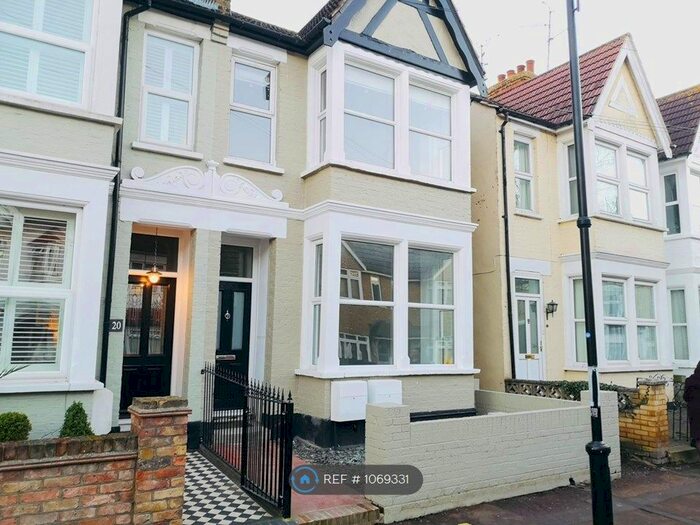 1 Bedroom Flat To Rent In First Floor, Leigh-On-Sea SS9