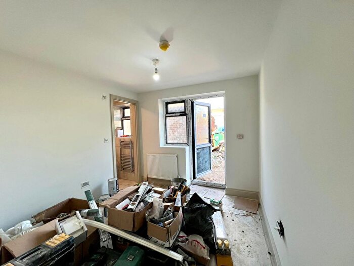 5 Bedroom Semi-Detached House To Rent In Everest Road, Staines, TW19