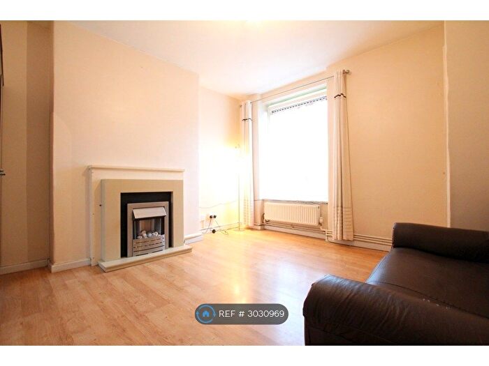 3 Bedroom Flat To Rent In Hale Street, London, E14