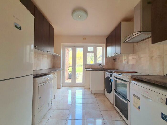 4 Bedroom Semi-Detached House To Rent In Summit Close, Southgate, N14