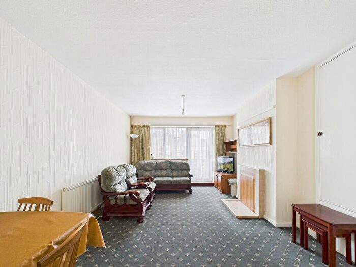 3 Bedroom Flat For Sale In Basing Way, London, N3