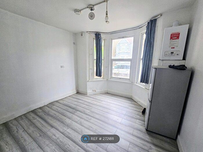 Studio To Rent In West End Road, Southall, UB1