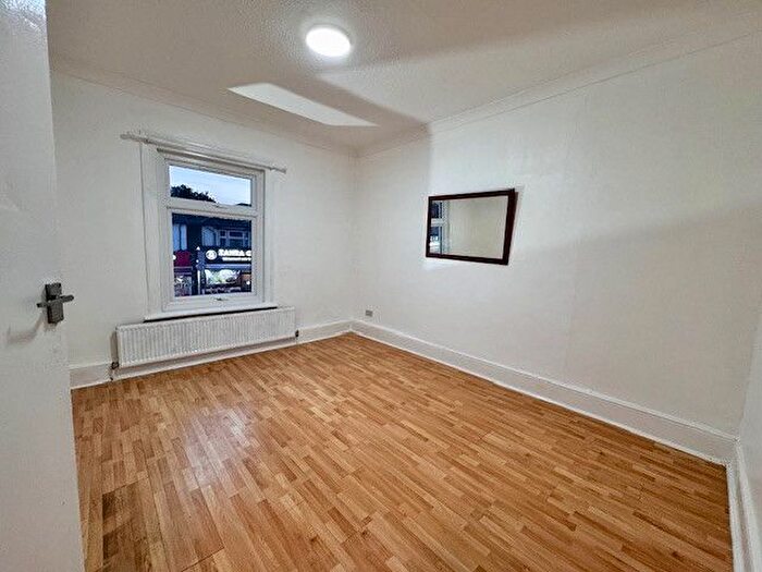 2 Bedroom Flat To Rent In Ilford Lane, Ilford, Essex, IG1