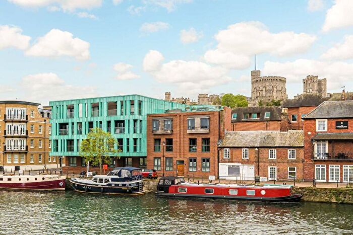 2 Bedroom Flat To Rent In Farm Yard, Windsor, SL4