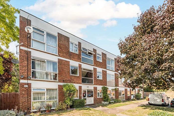 2 Bedroom Flat For Sale In Silverdale Close, Hanwell, W7