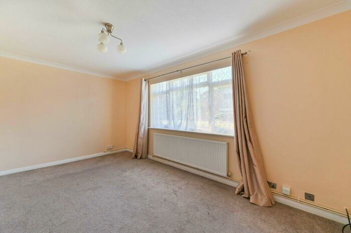 2 Bedroom Flat To Rent In Waldronhyrst, South Croydon, CR2