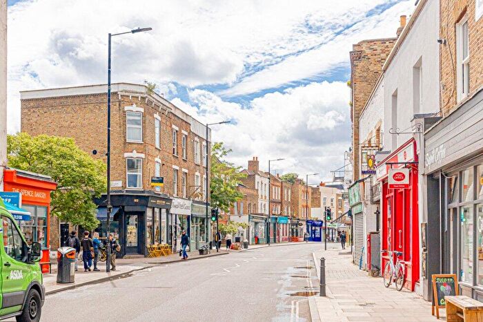 3 Bedroom Flat To Rent In Church Street, Stoke Newington, N16