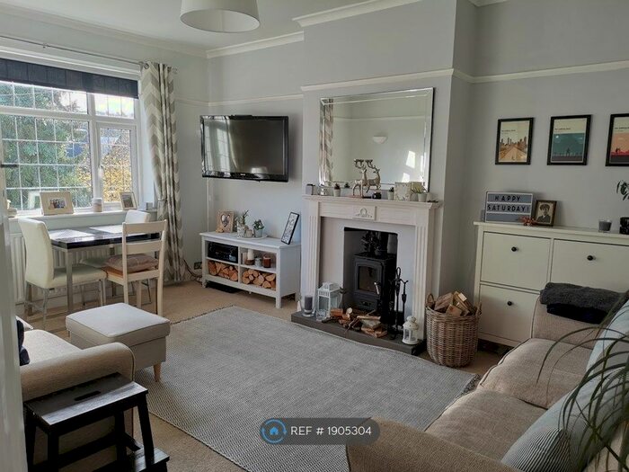 2 Bedroom Flat To Rent In Crescent Road, Caterham, CR3