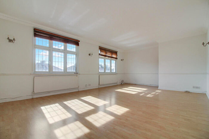 3 Bedroom Maisonette For Sale In Hornchurch Road, Hornchurch, RM11