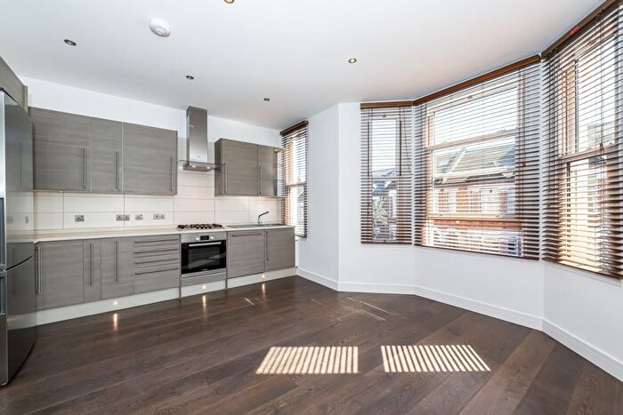 4 Bedroom Flat To Rent In Brayburne Avenue, Clapham, London, SW4