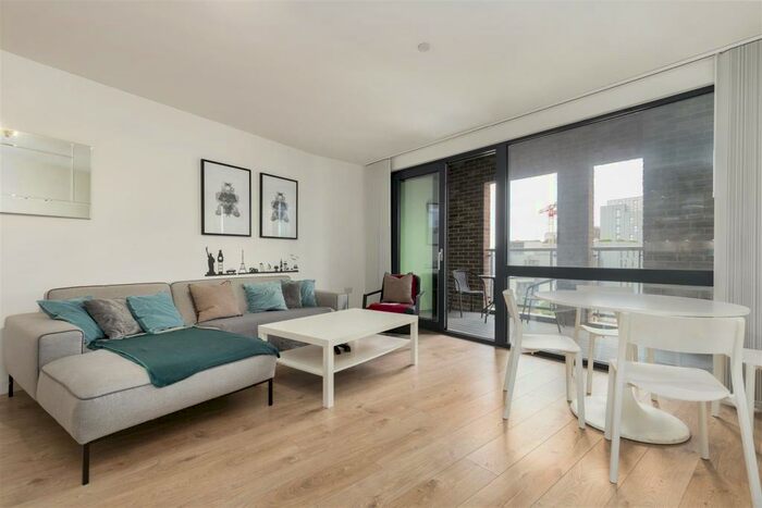 3 Bedroom Flat To Rent In Manhattan Plaza, London, E14