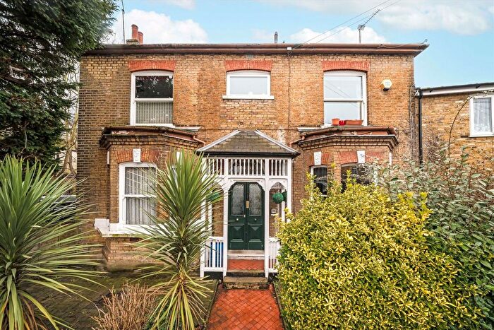2 Bedroom Flat For Sale In Glenhurst Road, Brentford, TW8