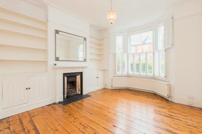 2 Bedroom Flat To Rent In Lysias Road, Clapham South, London, SW12