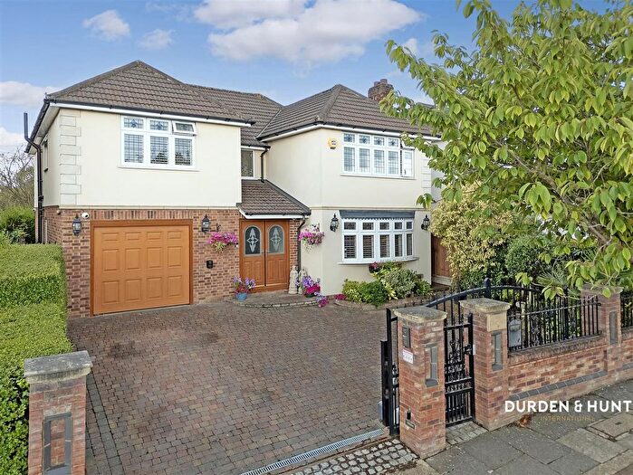 5 Bedroom Property For Sale In Nelwyn Avenue, Hornchurch, RM11