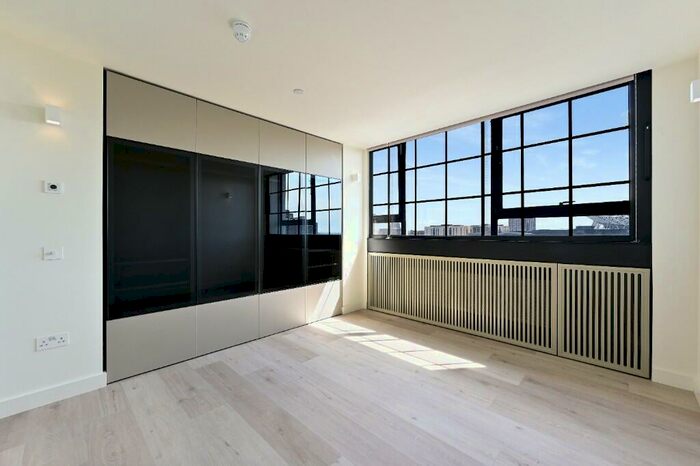 3 Bedroom Semi-Detached House To Rent In Bagshot Road, GU24