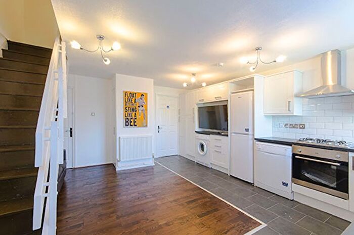 5 Bedroom Flat To Rent In Bedroom Flat In Crefeld Close, Hammersmith., W6