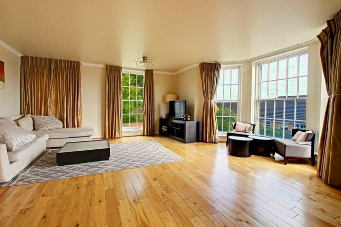 2 Bedroom Flat To Rent In Royal Drive, London, N11