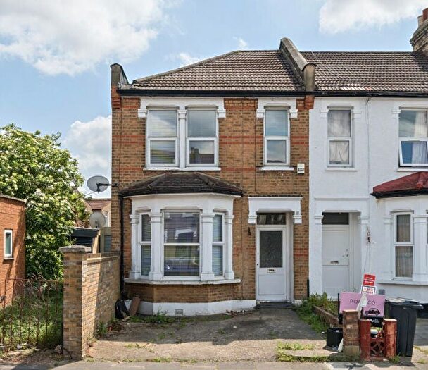 3 Bedroom End Terrace House For Sale In Natal Road, Ilford, Essex, IG1