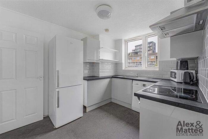 3 Bedroom Flat To Rent In Amina Way, Bermondsey, SE16