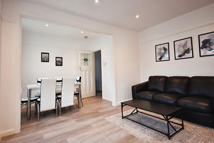 2 Bedroom Flat To Rent In Cavendish Avenue, Ealing, London, W13