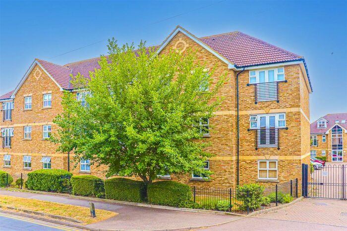 2 Bedroom Flat To Rent In Elppin Court, Park Lane, Broxbourne, Hertfordshire, EN10