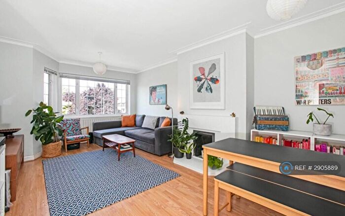 2 Bedroom Flat To Rent In Beulah Hill, London, SE19