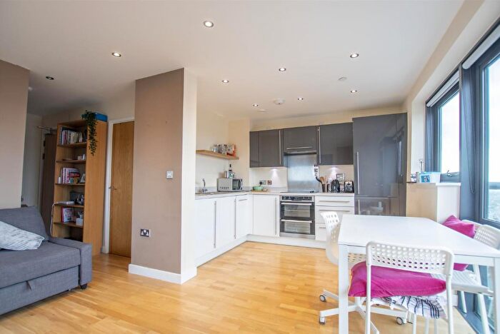 1 Bedroom Flat To Rent In Pinnacle House, EN1