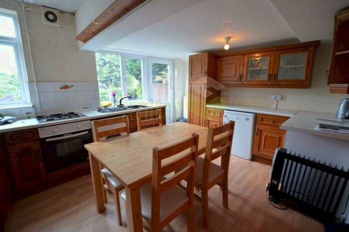 6 Bedroom Semi-Detached House To Rent In Queens Road, Clarendon Park, LE2