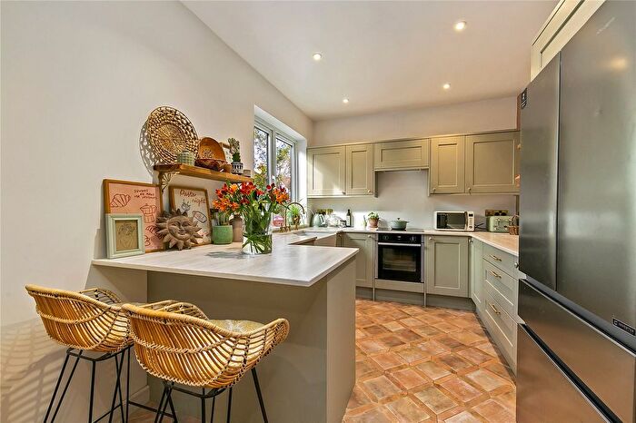3 Bedroom Semi-detached House For Sale In Myrtle Road, Hampton Hill, TW12