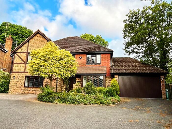 5 Bedroom Detached House For Sale In Vigo Lane, Yateley, Hampshire, GU46