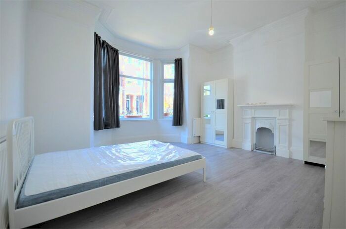 3 Bedroom Flat To Rent In Ormiston Grove, London, W12