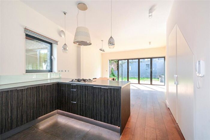 3 Bedroom Mews To Rent In Chelmer Road, London, E9