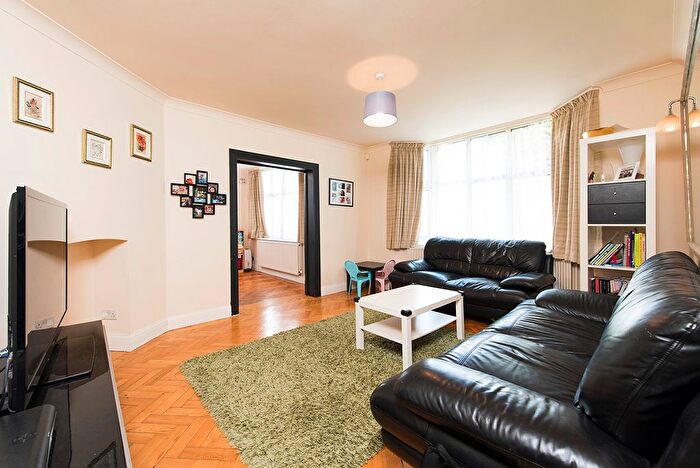 3 Bedroom Flat To Rent In Stanhope Court, Finchely Central, N3