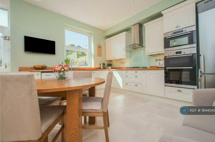 4 Bedroom Terraced House To Rent In Storths Road, Huddersfield, HD2