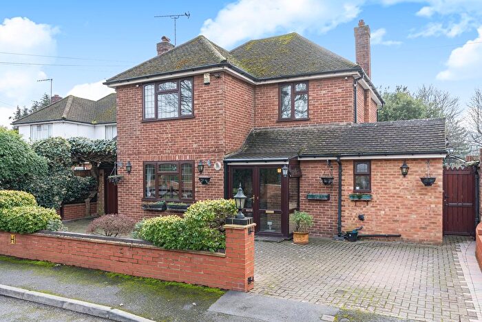 4 Bedroom Detached House For Sale In Boleyn Close, Staines-Upon-Thames, TW18