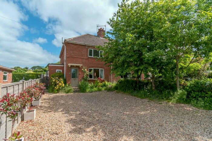 3 Bedroom Semi-Detached House For Sale In The Green, South Creake, NR21