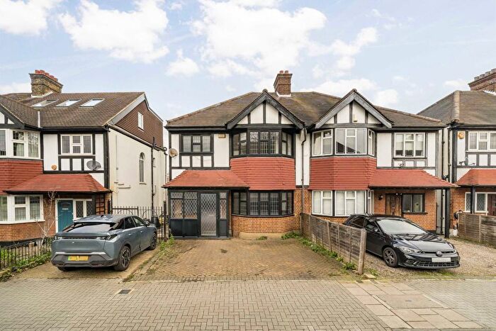 3 Bedroom Property For Sale In Gracefield Gardens, Streatham, SW16