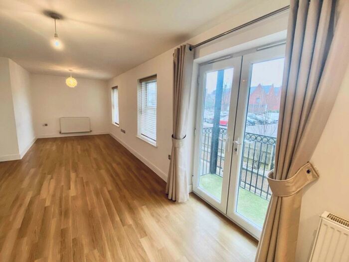 2 Bedroom Apartment To Rent In Bedroom Apartment - Gated Complex In Central Brentwood, CM14