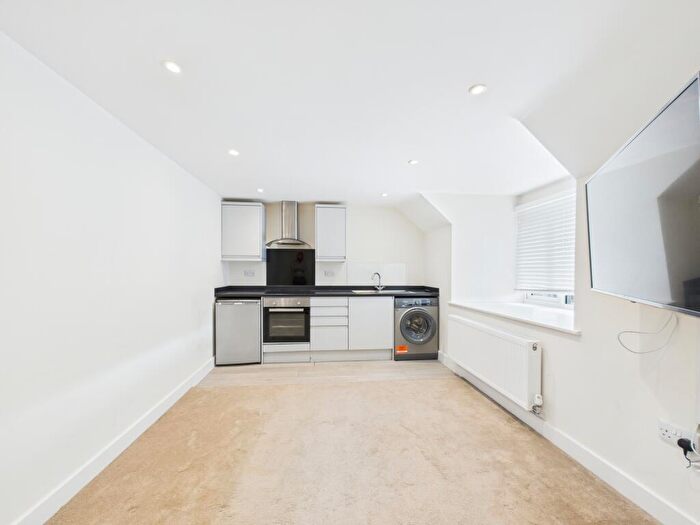 2 Bedroom Flat To Rent In Mulfords Hill, Tadley, RG26